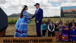 Biden estrecha la mano de Maya Tilousi, una joven del clan Hopi