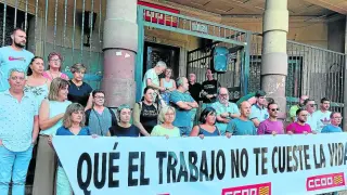 Concentración ante la sede de CC. OO. en Zaragoza en protesta por las muertes laborales.