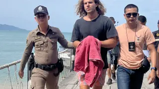 Daniel Sancho siendo detenido por las autoridades tailandesas.