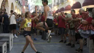 Isabel Linares y Sergio Latorre bailan la jota tras ganar en la carrera pedestre de Huesca.