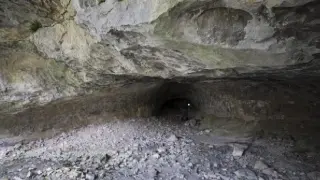 Entrada principal de la cueva de la Obriga, en El Vallecillo (Teruel).