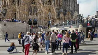 Turismo en la Sagrada Familia de Barcelona.