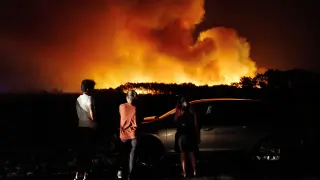 Varias personas observan el incendio originado en Aljezur (Portugal).