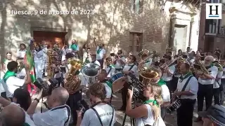 Himno de Francia y de España en el izado de banderas en las fiestas de Huesca