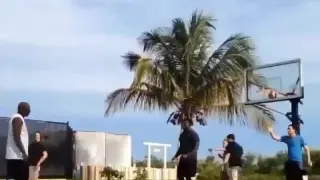Michael Jordan demuestra quién manda en un partidillo improvisado en una playa de Bahamas
