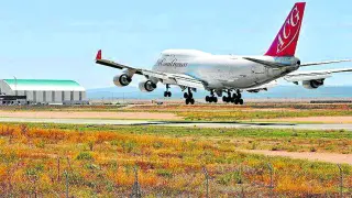 Aterrizaje del primer gran avión en el aeropuerto de Teruel, un Jumbo llegado el 6 de agosto de 2013.