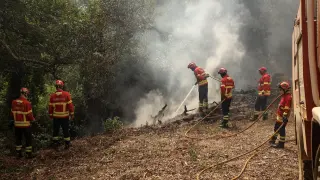 Bomberos portugueses extinguiendo un incendio un Galé de Cima, Aljezur.