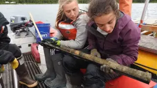 La científica de la Universidad de Arizona Ellie Broadman sostiene un núcleo de sedimento del fondo de un lago de la península de Kenai, en Alaska.