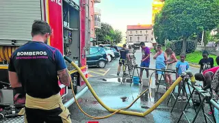 Filas para coger agua del camión de los bomberos el pasado 31 de julio
