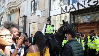 La Policía de Londres, delante de una tienda de Mango