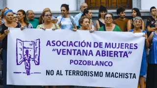 Vecinos se concentran contra el asesinato machista en Pozoblanco (Córdoba).