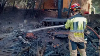 Bomberos de la Diputación de Teruel sofocan el incendio.