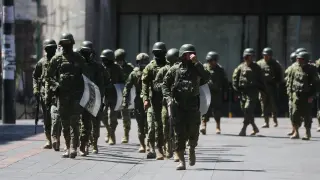 Militares participan en la ceremonia de conmemoración del primer grito de la independencia, en Quito (Ecuador)