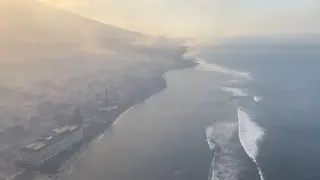 Vista área de los daños en la costa de Lahaina por los incendios en Hawai.