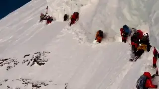 Escándalo en el K2: muere un montañero mientras cientos de escaladores pasan por encima sin prestarle ayuda