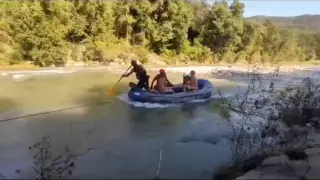Los bomberos ayudan a una familia en apuros en el río Ésera