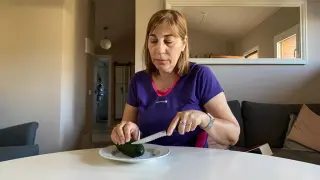 Ana María Pérez utiliza siempre usa la mano izquierda para cortar la comida.