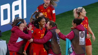 La aragonesa Salma Paralluelo junto a la selección femenina española celebrando su gol contra Países Bajos que les concedió el pase a la semifinal.