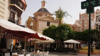 Una terraza vacía ayer en Murcia, donde se alcanzaron temperaturas de 43 grados.