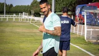 Óscar Sielva, centrocampista de la SD Huesca, con el pulgar arriba.