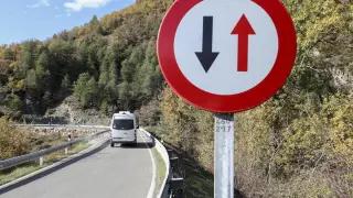 Moverse por las carreteras del Pirineo aragonés no resulta ni cómodo ni seguro.