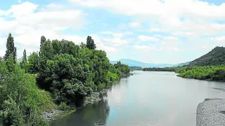 El río Cinca a su paso por la bella localidad de Aínsa.