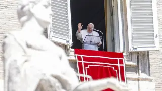 Vatican City (Vatican City State (holy See)), 13/08/2023.- Pope Francis leads the Angelus prayer from the window of his office overlooking St. Peter's Square in Vatican City, 13 August 2023. (Papa) EFE/EPA/FABIO FRUSTACI