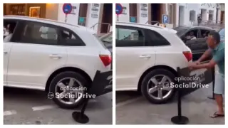 Altercado en Jávea (Alicante): un coche derriba las vallas de una terraza para aparcar