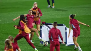 La selección española de fútbol femenino entrenando antes de su partido de semifinales contra Suecia.