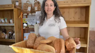 Laura Marcén, junto a una muestra de los panes que se elaboran en Ecomonegros.