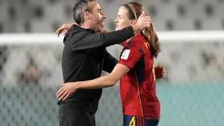 El entrenador de la selección femenina de fútbol, Jorge Vilda, abraza a la jugadora Irene Paredes tras el pase a la final del Mundial