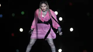 Madrid, 14 ago (EFE).- AME730. SANTIAGO (CHILE), 14/08/2023.- Fotografía de archivo fechada el 30 de abril de 2022 que muestra a la cantante estadounidense Madonna mientras se presenta durante el concierto "Medallo en el mapa" de Maluma, en Medellín (Colombia). Madonna cumple mañana 65 años y, lejos de plantearse la jubilación, la superestrella del pop dice estar lista para embarcarse en la ambiciosa gira mundial que tuvo que ser pospuesta por un ingreso hospitalario de varios días, supuestamente derivado de la extenuación. EFE/Luis Eduardo Noriega /ARCHIVO