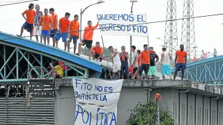 Decenas de reclusos en la prisión de Guayaquil protestan para exigir que su jefe, Fito, sea devuelto a su celda