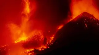 Flujos de lava del volcán Monte Etna vistos desde el cráter sureste, en Nicolosi, Sicilia