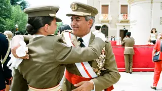 Margarita Pardo de Santayana abraza a su padre, que fue JEME, en la Academia en 1998