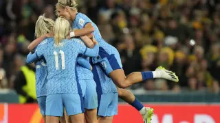 Las jugadoras de Inglaterra celebran el gol Ella Toone en la semifinal del Mundial de fútbol contra Australia