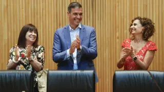 Sánchez, con la presidenta del PSOE, Cristina Narbona, y la vicesecretaria general del partido, María Jesús Montero.