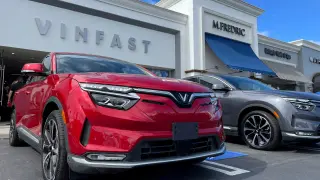 Vehículo eléctrico VinFast aparcado en una tienda en Los Ángeles