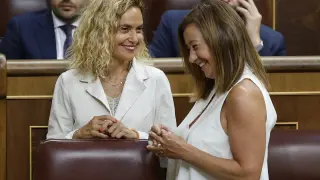 La nueva presidenta del Congreso, la socialista balear Francina Armengol (d), junto a su antecesora en el cargo, la también socialista Meritxell Batet