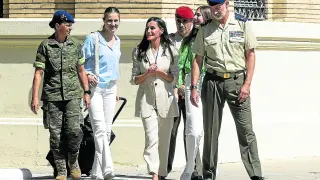 La teniente coronel Margarita Pardo de Santayana (izquierda) acompaña a los Reyes e hijas
