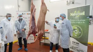 Sellado de la primera canal de cerdo de Teruel con IGP en el matadero de Cartesa el pasado marzo.