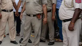 Policías en la India.