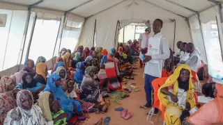 Refugiados sudaneses en un centro médico de la ONG Médicos sin Fronteras