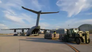 El avión A400M ha sido cargado esta mañana en la Base de Zaragoza con material contra incendios que se ha trasladado hasta Tenerife.