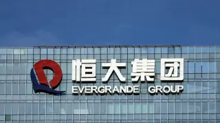 El logotipo de la compañía se ve en la sede de China Evergrande Group en Shenzhen, provincia de Guangdong