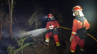 Miembros de la UME trabajan en labores de extinción del incendio forestal de Tenerife.