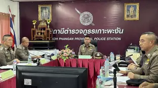 Policía tailandesa en una rueda de prensa.