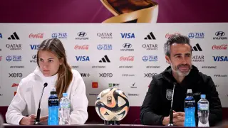 Sydney (Australia), 19/08/2023.- Spain head coach Jorge Vilda (R) and player Irene Paredes attend during a press conference in Sydney, Australia, 19 August 2023. Spain face England in the FIFA Women's World Cup final on 20 August. (Mundial de Fútbol, España) EFE/EPA/DAN HIMBRECHTS AUSTRALIA AND NEW ZEALAND OUT