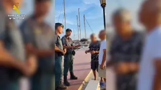 Agentes de la Guardia Civil identifican a los tripulantes de un catamarán que presuntamente efectuaron disparos o utilizaron otro tipo de dispositivos explosivos contra una orca en el Estrecho de Gibraltar.