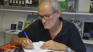 José Antonio Adell firma un ejemplar de su libro ‘Historias, cuentos y leyendas del Pirineo’